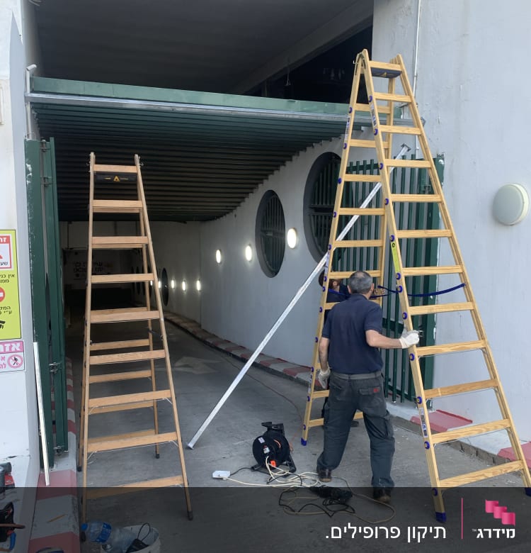 שני סולמות עץ גבוהים ליד פתח חניה